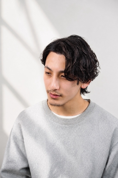 色気漂うセンターパートパーマ